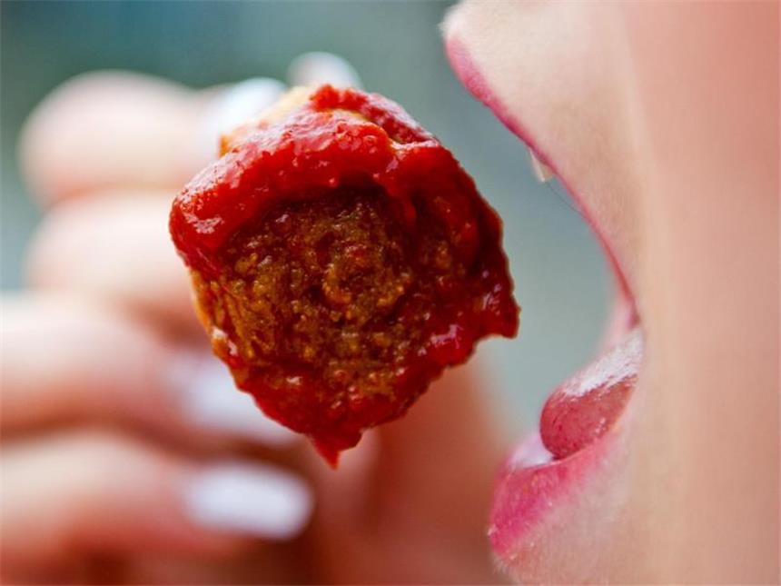 Umweltschutz: Viele essen weniger Fleisch Manch einer verzichtet lieber auf die Currywurst, um die Umwelt zu schonen. Foto: Daniel Bockwoldt
