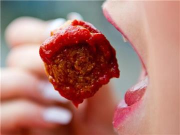 Manch einer verzichtet lieber auf die Currywurst, um die Umwelt zu schonen. Foto: Daniel Bockwoldt