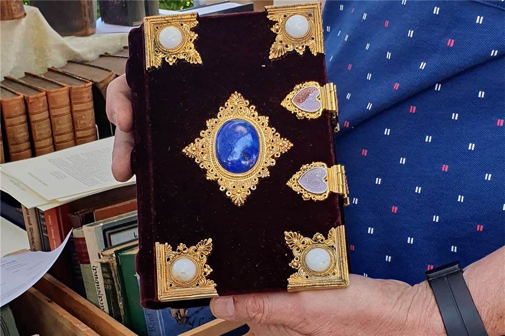 18. Büchermarkt in Raesfeld: Als Bücher noch in Leder eingebunden waren Altes Buch