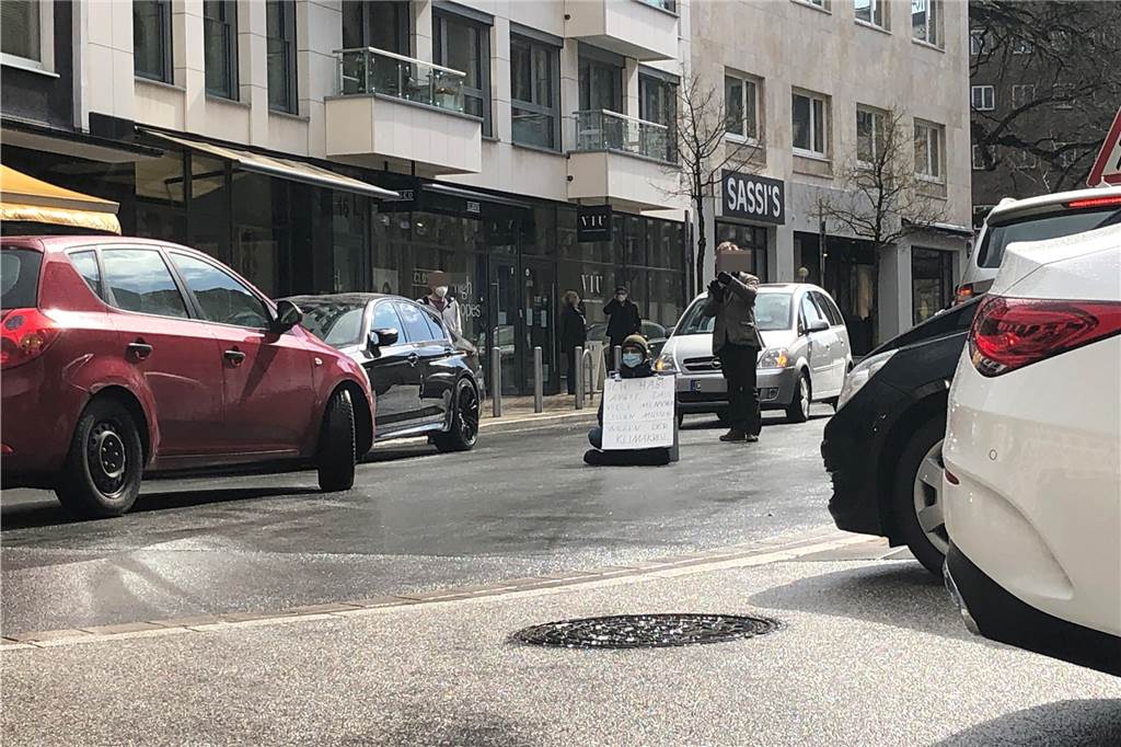 Mann blockiert Innenstadt-Straße: „Fürs Klima nehme ich Risiken in Kauf“ Manche Autos machten kehrt, manche fuhren um den Aktivsten herum. Andere nutzten den Bürgersteig als Ausweichpiste.