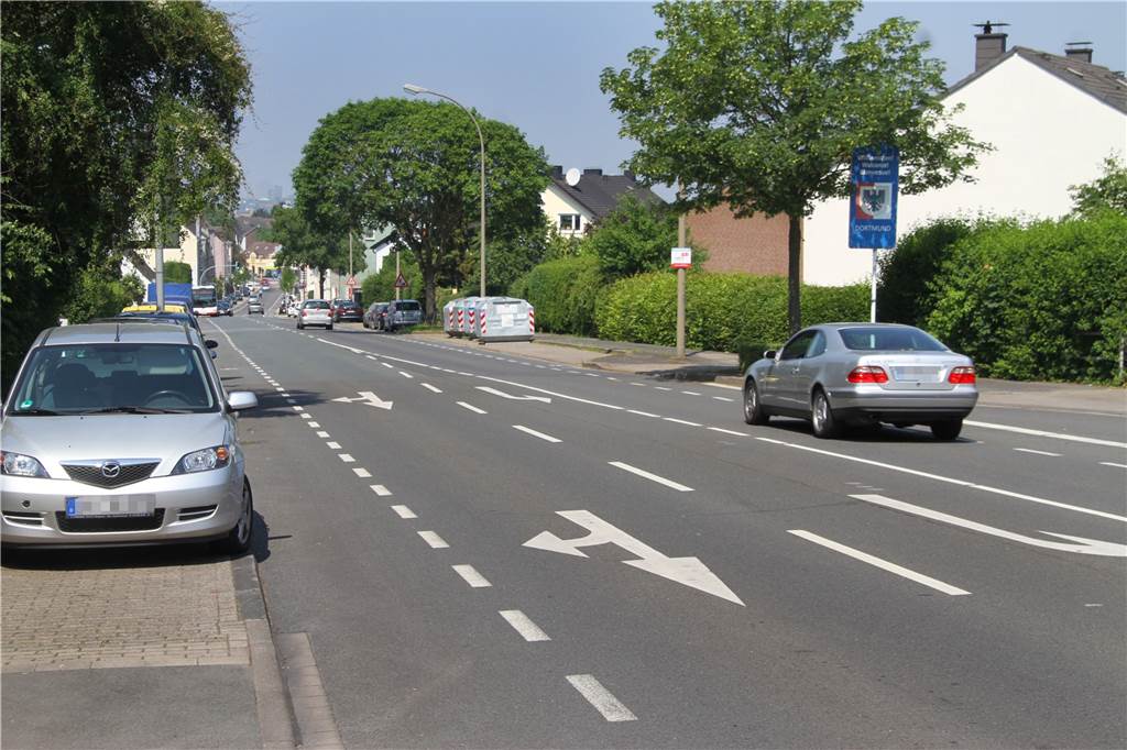 Berghofer Zentrum rüstet gegen Dauerparker auf Manche Autos stehen den ganzen Tag auf dem Seitenstreifen der Berghofer Straße. In Zukunft wird das nur noch an wenigen Stellen an der Straße möglich sein.