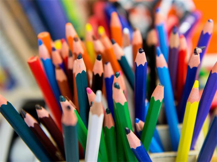 Buntstifte mit zu viel Blei sollen ab 2018 vom Markt Manche Buntstifte enthalten zu viel Blei, das für Kinder schädlich sein kann. Foto: Sven Hoppe