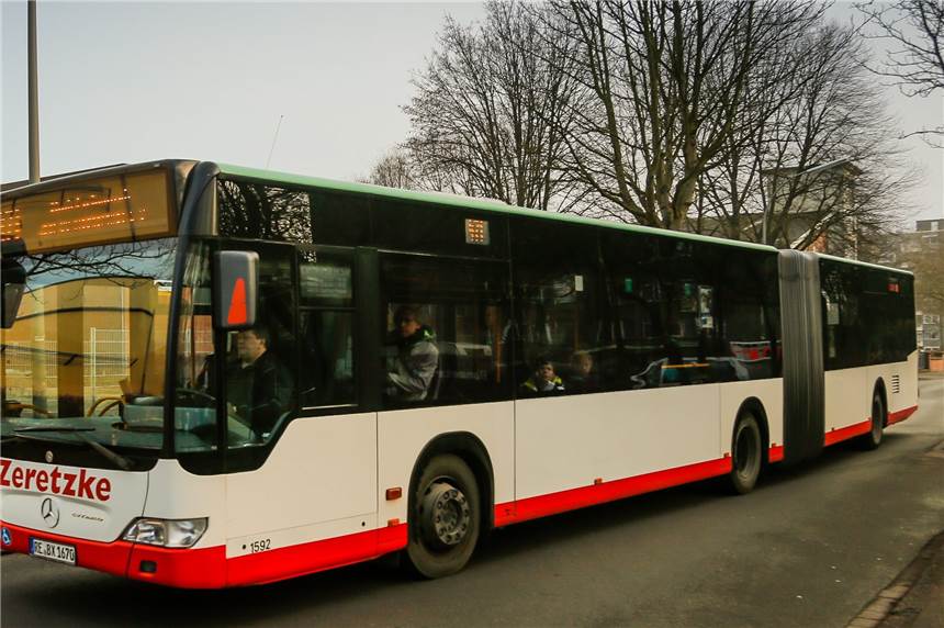 Fahrgäste müssen an der Breitscheidstraße im Freien auf den Bus warten Manche Buslinien halten in Dortmund an Haltestellen ohne Unterstand (Symbolbild).