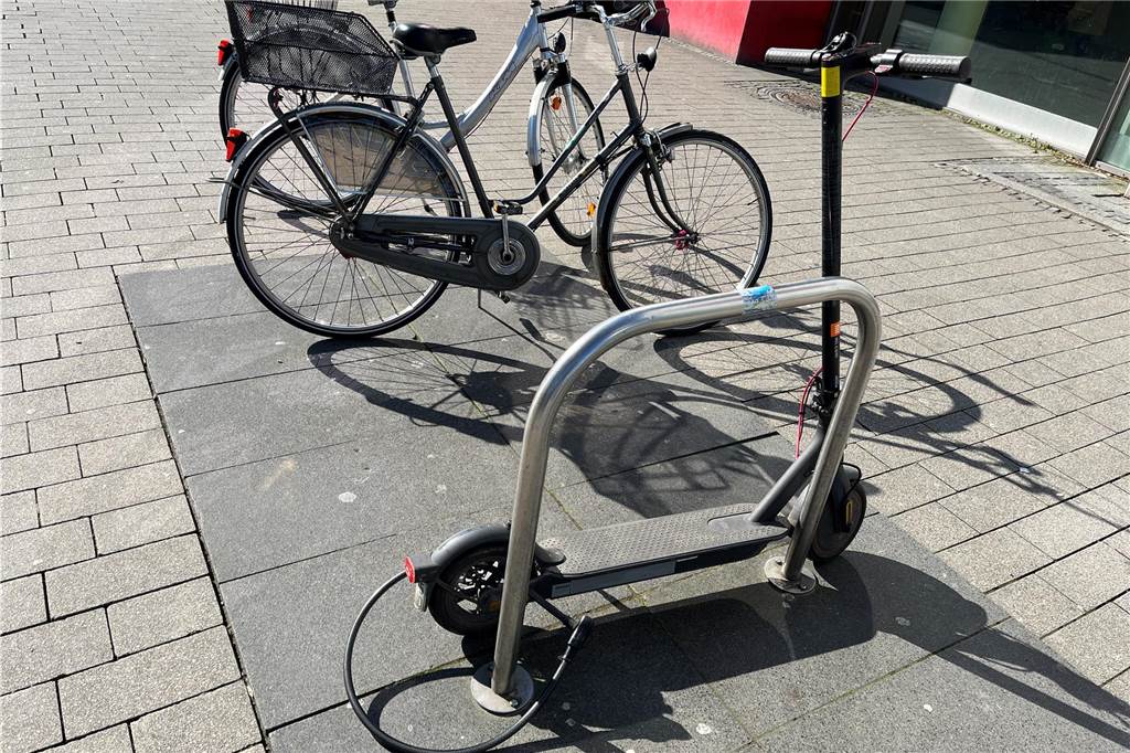 Stadt installiert Abstellbügel für E-Scooter an mehreren Orten Manche E-Roller können auch wie ein Fahrrad angeschlossen werden - doch das geht längst nicht bei allen.