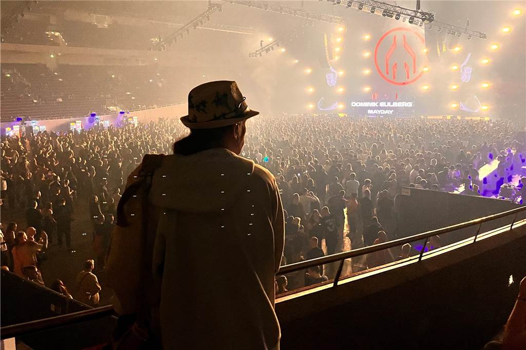 Mit 40 zum ersten Mal auf der Mayday: Harter Techno, weicher Kern Manche genossen das Rave-Event von den Rängen der Westfalenhalle aus.