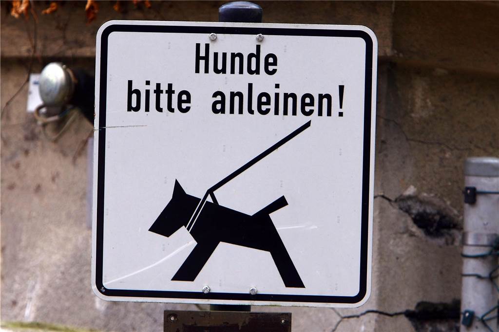 Immer wieder Ärger im Dorneywald: Wo müssen Hunde an die Leine, wo nicht? Schild in Dortmund, das vorschreibt, Hunde anzuleinen.