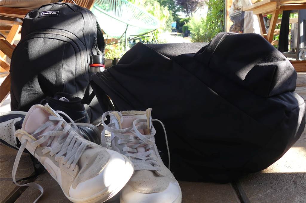 Schultornister und Schuhe