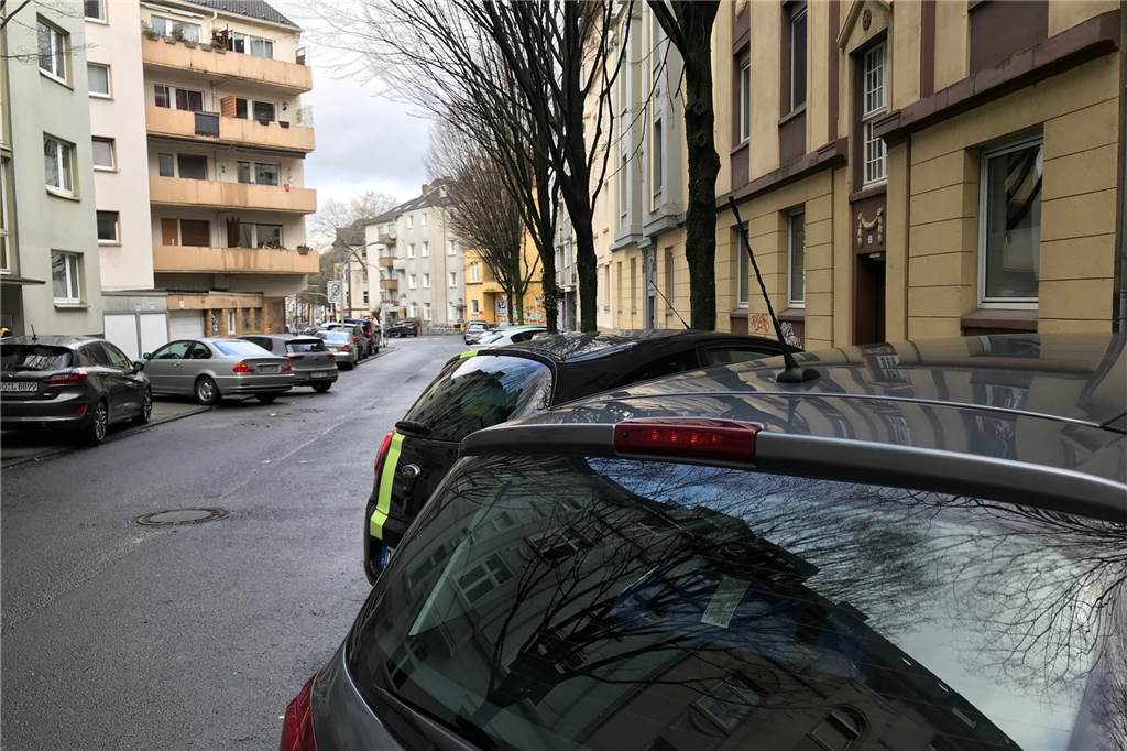 Manche quer, manche längs – aktuell wissen die Anwohner offenbar nicht so genau, was sie tun sollen.