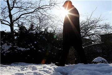 Manche reagieren besonders empfindlich auf die winterliche Kälte. Gegen allergische Reaktionen hilft das Tragen einer Skimaske. Foto: Malte Christians/dpa