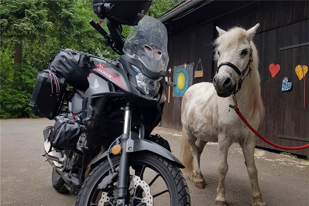 Manche Reisende kommen mit dem Motorrad zu Petra Herrmann.