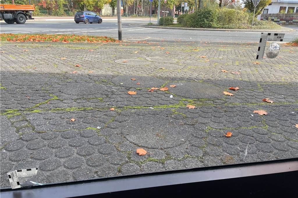 Gebäude 24 Mal mit Murmeln beschossen: Werner Firma hat eine Bitte an Bürger Beschädigte Glasscheiben