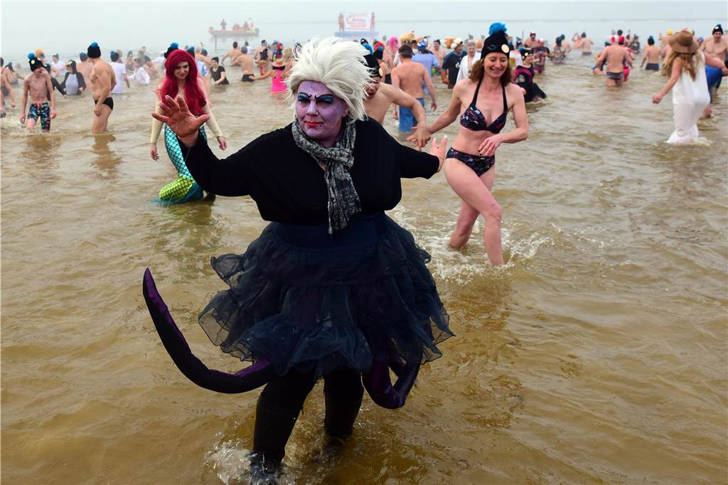 Neujahrsschwimmen: Das Jahr 2024 mit einem Sprung in den See starten Neujahrsschwimmerin in originellem Kostüm