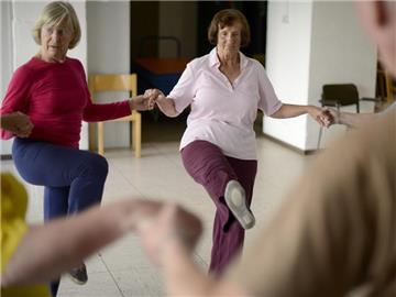 Manche Selbsthilfegruppen bieten Funktionstraining für Osteoporose-Patienten an. 
