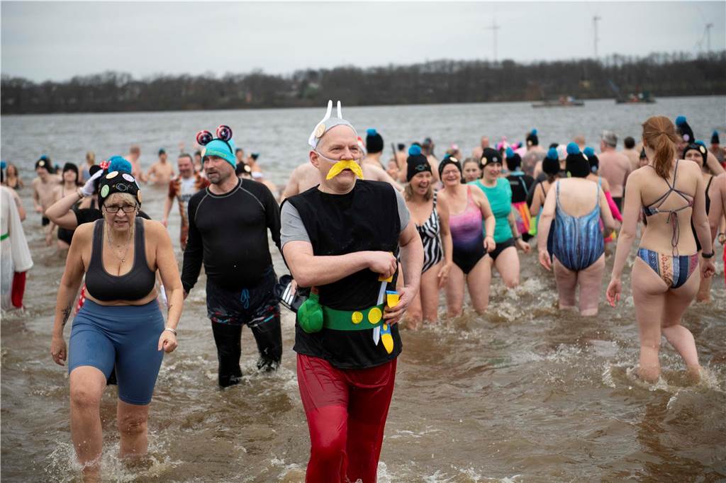 Manche tauchten nur kurz im Stausee ab, andere schwammen sogar einige Meter in den See hinaus.