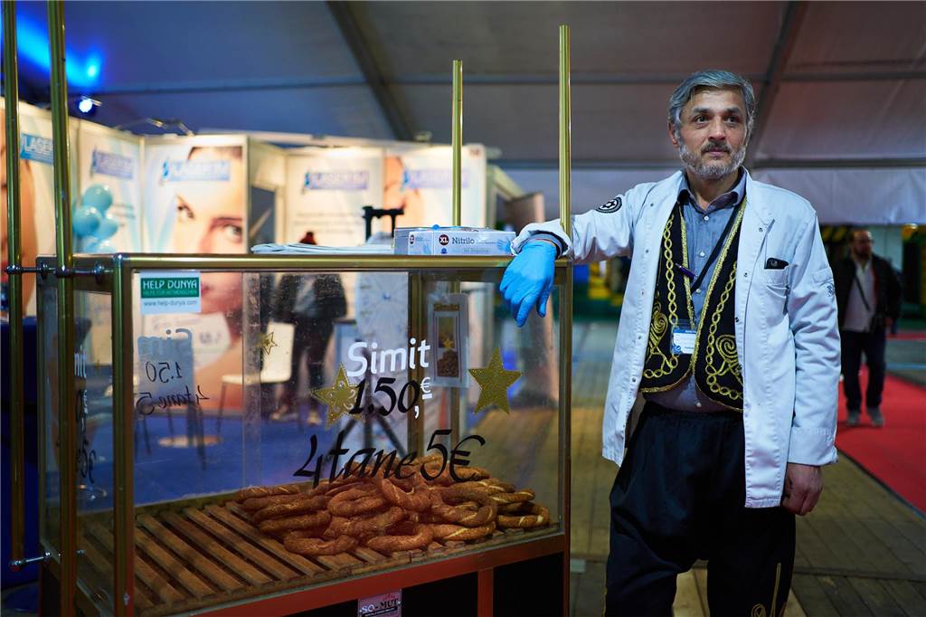Außergewöhnliches Essen auf dem Festi Ramazan – sogar für Vegetarier? Manche vegetarischen Klassiker gibt es schon seit Jahren: allen voran Simit, Sesamringen, die Ferruh Elieyioslur über das gesamte Gelände fährt.