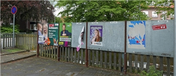 Manche Wahlplakate entfernen sich mit der Zeit auch selbst.