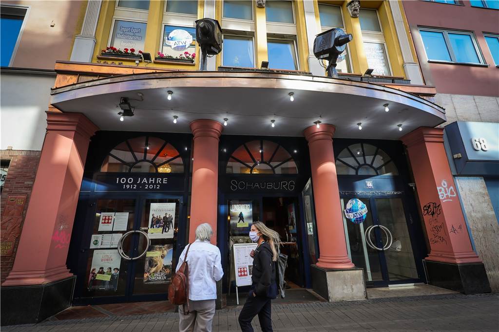 So war der erste Kino-Besuch in Dortmund nach dem Corona-Lockdown Mancher Passant war verwundert am Samstag in der Brückstraße: Hey, die Schauburg hat ja wieder geöffnet!