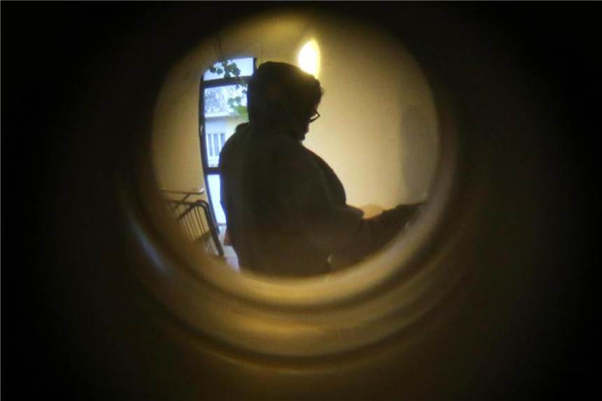 Verbraucherschutz warnt vor Tricks bei Partnervermittlungen Mancherorts setzen dubiose Partnervermittler auf Haustürgeschäfte. Betroffene werden etwa zu einer teuren Mitgliedschaft in einem Freizeitclub gedrängt. Foto: Bodo Marks