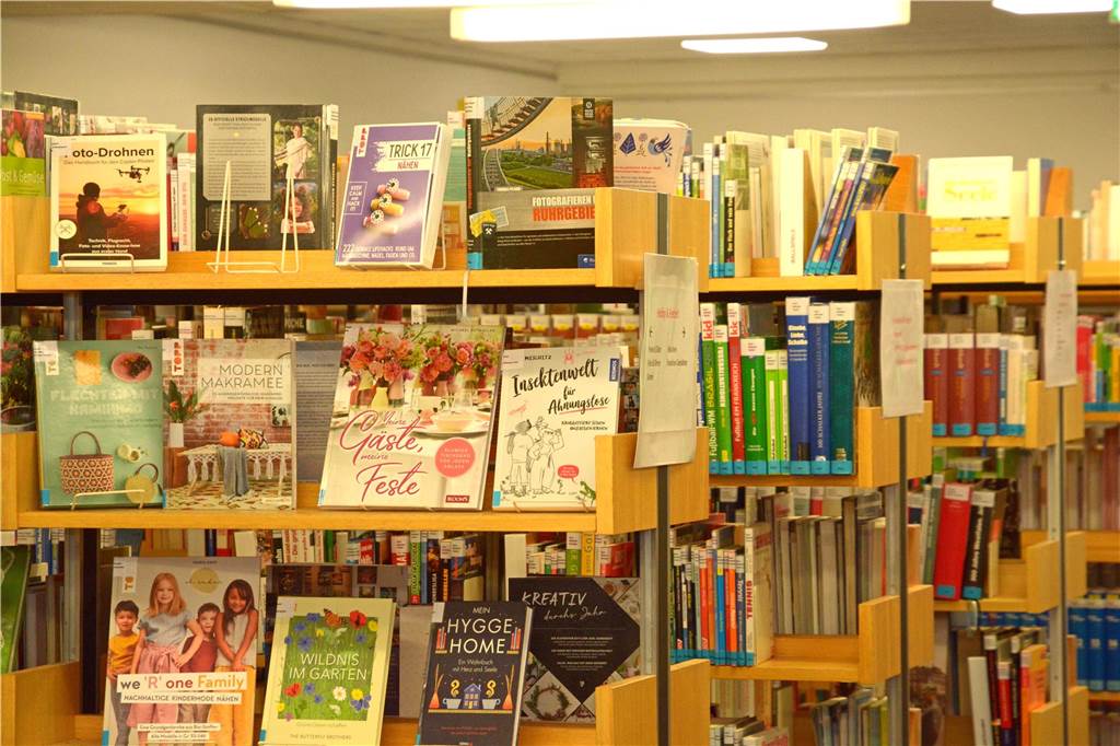 Die Regale mit Büchern im ersten OG