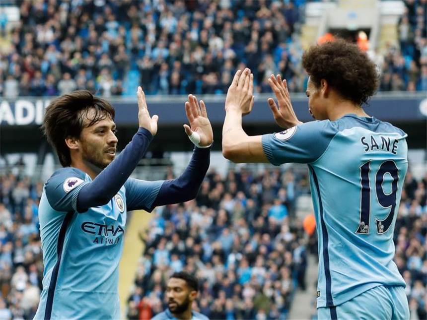 Manchester City schlägt Leicester 2:1 Manchester Citys David Silva (l) feiert sein Tor zum 1:0 gegen Leicester mit Leroy Sane. Foto: Martin Rickett