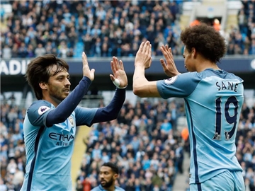 Manchester Citys David Silva (l) feiert sein Tor zum 1:0 gegen Leicester mit Leroy Sane. Foto: Martin Rickett