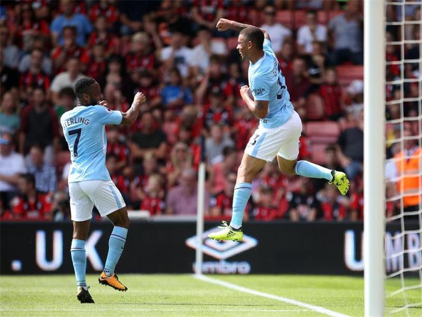 Manchester City siegt dank Sterling spät in Bournemouth Manchester Citys Gabriel Jesus (r) feiert sein erstes Tor mit Mitspieler Sterling. Manchester City siegte spät mit 2:1. Foto: Steven Paston