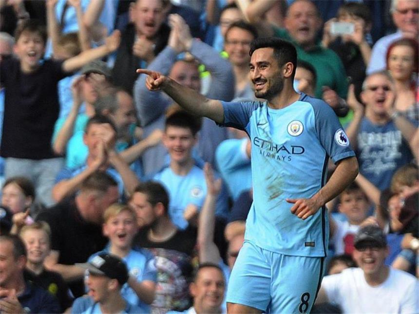 Gündogan hilft mit Gala Guardiola Manchester Citys Ilkay Gündogan glänzte mit zwei Toren und einer Vorlage. Foto: Peter Powell