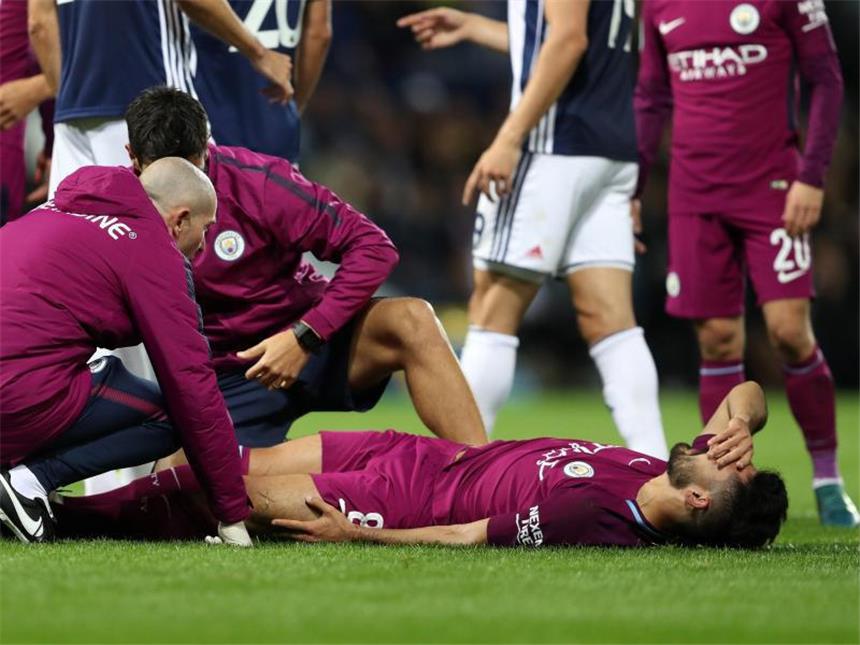 Manchester Citys Ilkay Gündogan liegt im Spiel gegen West Bromwich Albion verletzt auf dem Platz. Foto: David Davies