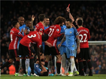 Manchester Uniteds Marouane Fellaini sah nach dem Kopfstoß die Rote Karte. Foto: Peter Byrne