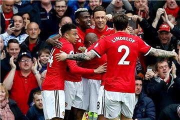 Manchester Uniteds Paul Pogba (2.v.l) und seine Teamkollegen jubeln über den Führungstreffer gegen Arsenal. Foto: Martin Rickett/PA Wire
