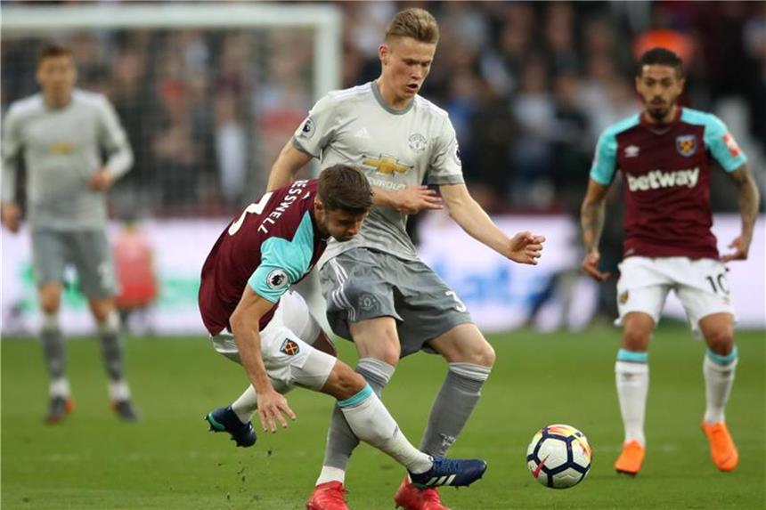 Manchester United hat Platz zwei hinter Meister City sicher Manchester Uniteds Scott McTominay (M) im Zweikampf mit West Ham Uniteds Aaron Cresswell. Foto: Nick Potts/PA Wire