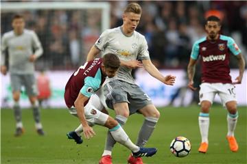 Manchester Uniteds Scott McTominay (M) im Zweikampf mit West Ham Uniteds Aaron Cresswell. Foto: Nick Potts/PA Wire