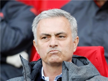 Manchester Uniteds Trainer José Mourinho hatte schlechte Laune. Foto: Martin Rickett