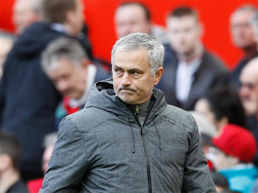Mourinho provoziert Ibrahimovic und Co. Manchester Uniteds Trainer Jose Mourinho ist von der Leistung seiner Mannschaft gar nicht angetan. Foto: Martin Rickett