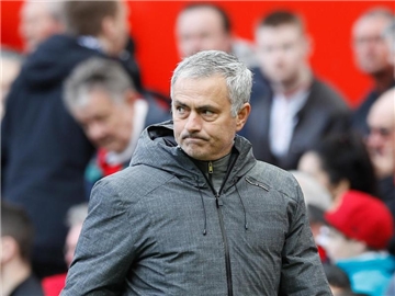 Manchester Uniteds Trainer Jose Mourinho ist von der Leistung seiner Mannschaft gar nicht angetan. Foto: Martin Rickett
