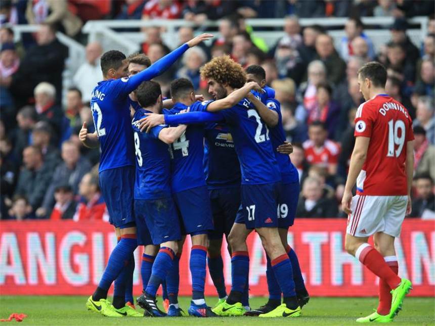 Remis im Topspiel - Wenger droht der Totalschaden Manchesters Marouane Fellaini (2.v.r) feiert mit Teamkollegen sein Tor gegen den FC Middlesbrough. Foto: Nigel French
