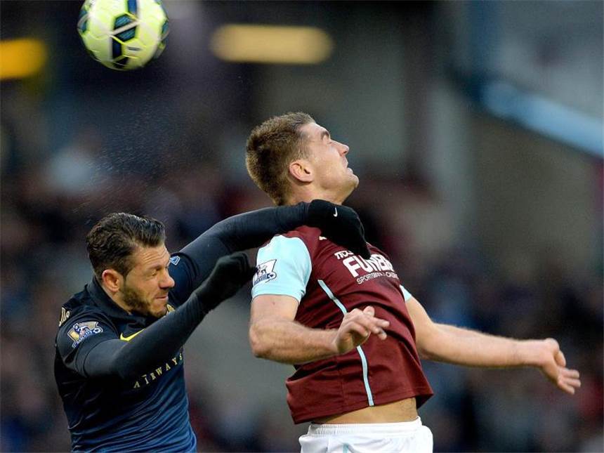 Chelsea und ManCity patzen - Arsenal Team der Stunde Manchesters Martin Demichelis (l) im Kopfballduell mit Burnleys Sam Vokes. Foto: Peter Powell