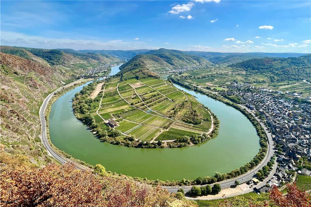 Manchmal braucht es gar keinen Flug in die Ferne um eine tolle Flusslandschaft zu entdecken, hier die Moselschleife bei Bremm.