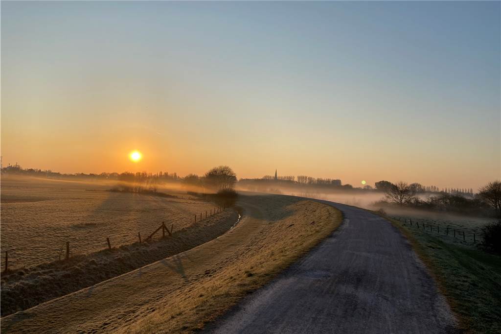 Fahrradpendlerin zwischen Lünen und Selm: „Kleidung ist entscheidend“ Manchmal fährt Iris Ehrke extra früher los, damit sie die schöne Morgenstimmung auch auf Fotos festhalten kann. Wie hier auf dem Lippedamm.