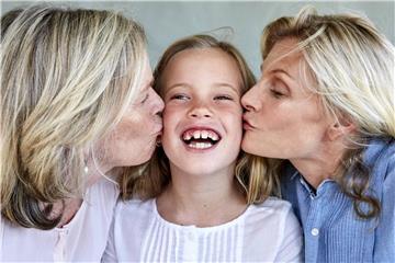 Manchmal klappt es prima, das Zusammenspiel von drei Generationen. Aber wo sich Menschen lieben, gibt es auch mal Krach. Dagegen hilft vor allem: im Gespräch bleiben. Foto: Martina Ferrari/Westend61
