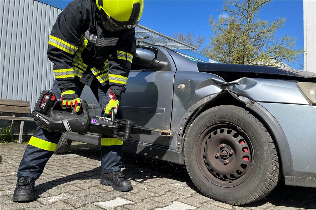 Manchmal müssen die Feuerwehrleute wie Mia Baum (im Bild) ein Auto weiter kaputt machen, zum Beispiel wenn sie eine eingeklemmte Person aus dem Fahrzeug befreien wollen.