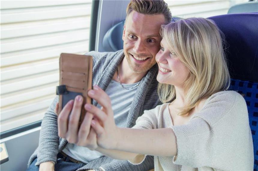 Display-Blitz und Falten-Filter: Tipps für gute Selfies Manchmal reicht schon ein Lächeln - und das Smartphone löst bei Selfies von ganz alleine aus. Foto: Christin Klose/dpa-tmn