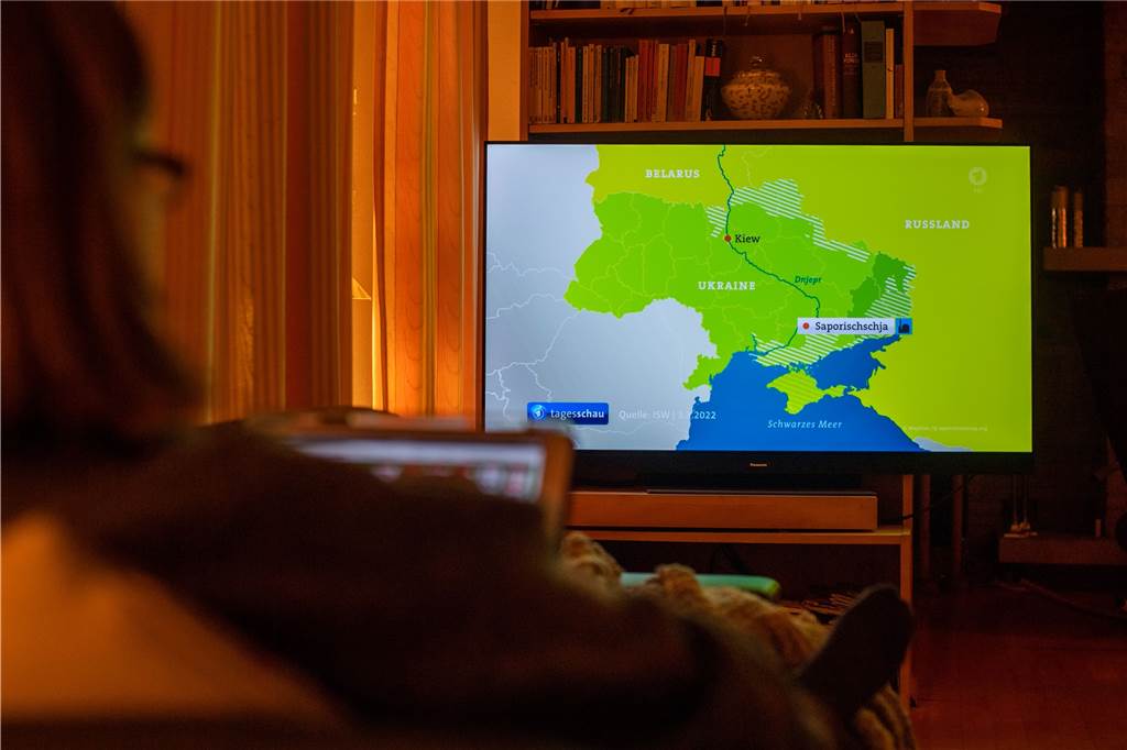Der Ukraine-Krieg bringt Dorstener Senioren schlimme Erinnerungen zurück Nachrichten über den Ukraine-Krieg im Fernsehen.