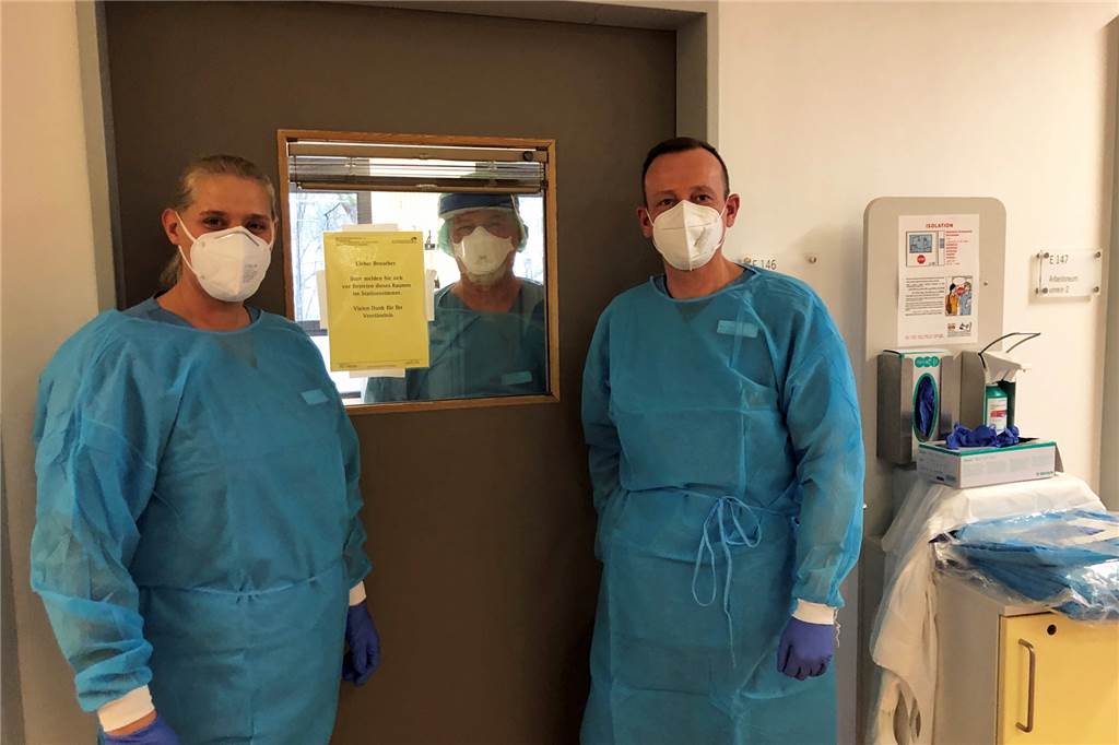 Zwei Jahre Corona in Castrop-Rauxel: Daten, Fakten, Erinnerungen Manchmal wird es eng auf den Intensivstationen wie hier im Evangelischen Krankenhaus Castrop-Rauxel (EvK). Für die Behandlung hüllen sich die Pflegefachkräfte in Schutzkleidung und gehen durch eine Schleuse in das Patientenzimmer.