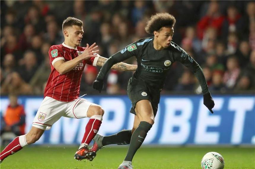 ManCity-Torschütze Leroy Sané (r) geht an Bristols Jamie Paterson vorbei. Foto: Nick Potts