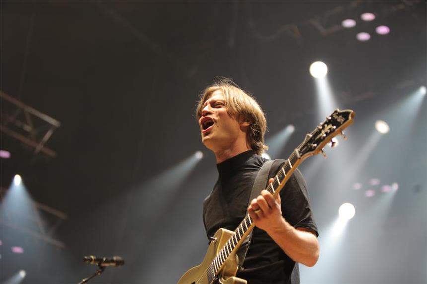 Mando Diao lieferten ein furioses Konzert ab, vor weitgehend leeren Rängen allerdings.