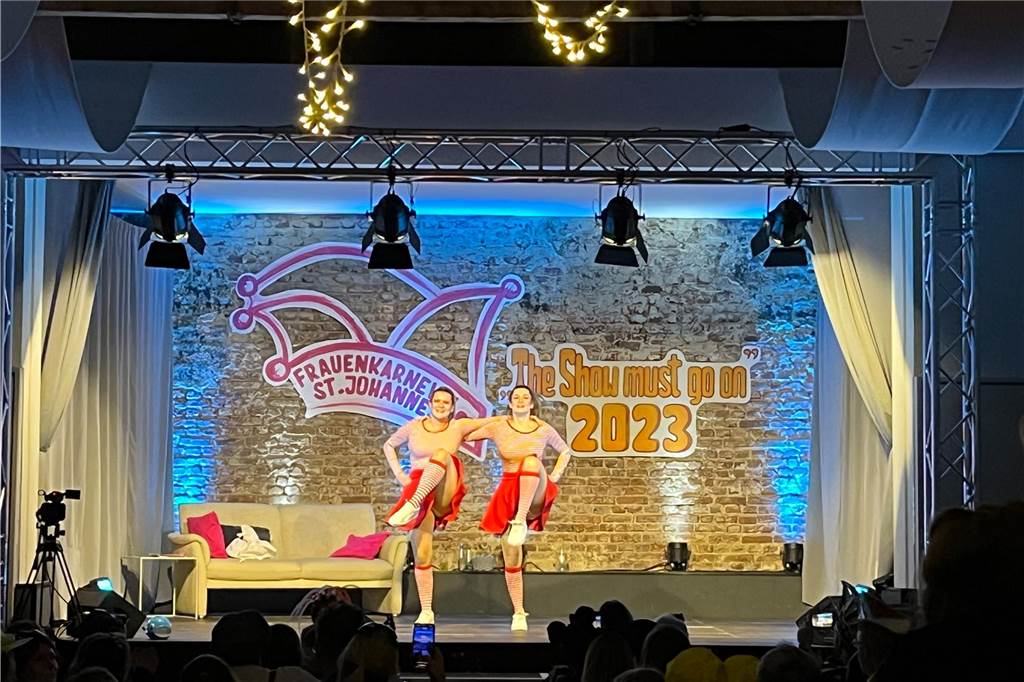 Frauenkarneval St. Johannes begeisterte mit buntem Programm das Publikum Mandy Alfes und Marie Timmer tanzen auf der Bühne.