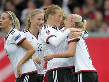 Mandy Islacker (r) traf beim ihrem Debüt im DFB-Dress zum 1:0. Foto: Fredrik von Erichsen