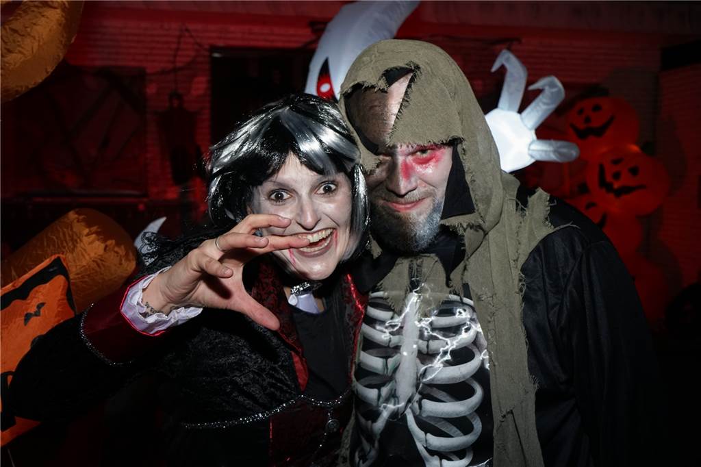 Halloween-Haus: Engagement der Familie Pfeifer wurde belohnt Mandy und Mark Pfeifer haben die Besucher schaurig in Empfang genommen.