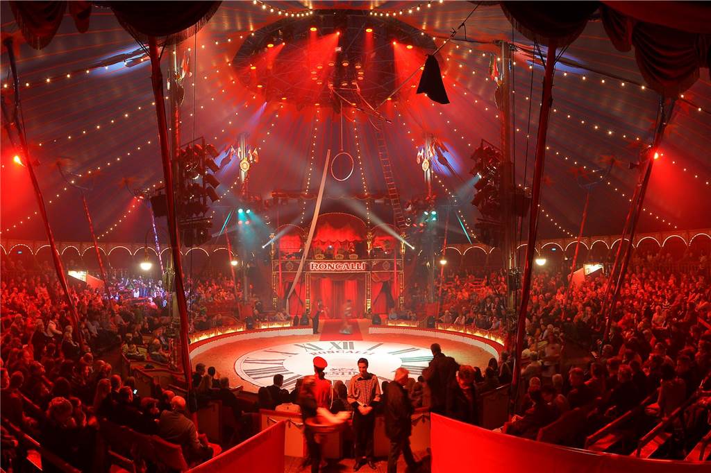 Circus Roncalli 2024: Alle Infos zu den Vorführungen und zum Ticketverkauf Das Zirkuszelt des Circus Roncalli von innen